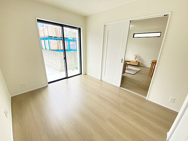 【居室】≪Room≫
リビング隣には日当たり良好の居室付きです。間仕切りを開ければリビングと繋がり開放感が出ます！
憩いの場であったり、来客用のお部屋だったりとあったら嬉しい♪