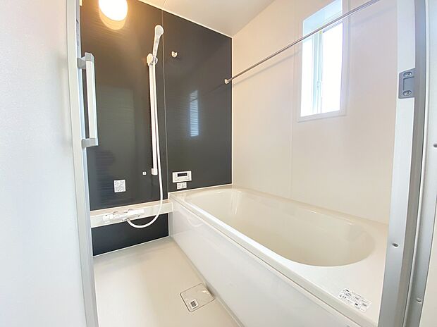 【浴室】≪Bathroom≫
半身浴もできる広々とした湯船があり、朝日を浴びながらの入浴も気持ちよさそう。浴室乾燥機付きのバスルームとなっております♪
