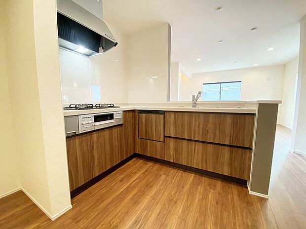 【キッチン】≪Kitchen≫
どこを開けても大容量収納のビッグスライドキッチン。圧力鍋やパスタ鍋などかさばる調理器具も楽々収納できます☆