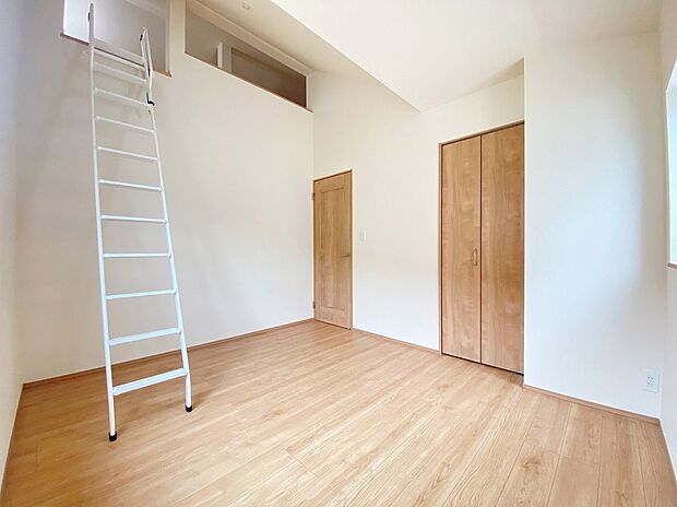 【居室】≪Room≫
充分な広さの収納を備え、採光良好な洋室は、快適空間。プライベートの時間もゆったりお寛ぎ頂けそうです。
ロフト付きのお部屋は天井が高く、開放感がありますね♪