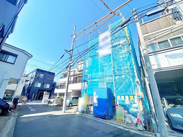 【前面道路含む現地写真】道路からのプライバシーを確保しやすい「2階リビング」採用♪