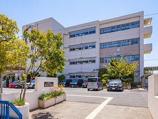 八潮市立潮止中学校(約1,100m)