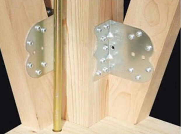 【見えない部分で耐震・耐久性を高める「耐震金物」】基礎・土台・柱など接合部ごとに適材適所な耐震金具を選び、構造体をしっかりと緊結します。表からは見えない部分にこだわることで、地震による揺れから建物のゆがみや倒壊を防ぎ、住まい全体の耐久性を高めています。