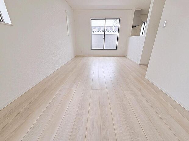 【リビング】自然光に包まれたリビング。あふれる陽光の輝き、子どもたちの笑顔も光り輝いて見えますね☆