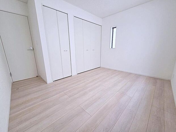 【リビング以外の居室】収納も多く住みやすい邸宅です♪ご家族での生活に寄り添う設計となっております。