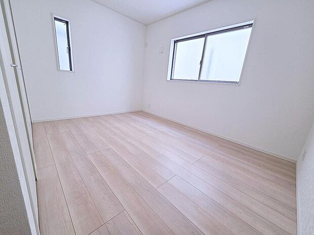 【リビング以外の居室】心地良い風を感じられる全居室２面採光！風通しがよく効果的に空気の入れ替えができます☆