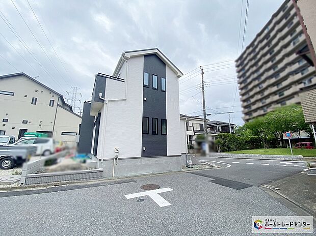 【前面道路含む現地写真】≪一戸建ての大きなメリットは、「自分の土地」を自由に使えること！≫
好きなペットが飼えるほか、ガーデニングやＤＩＹ、車やバイクの手入れなど様々な趣味を楽しめます♪