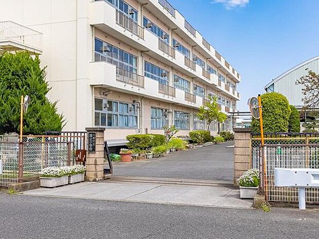 八潮市立潮止小学校(約1,000m)