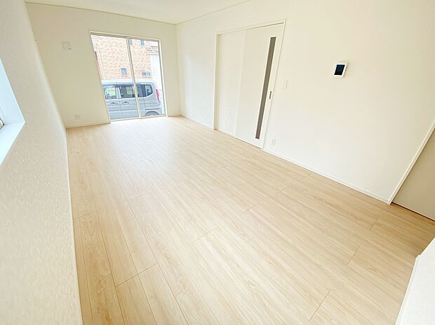【リビング】≪Living room≫
自然光に包まれたリビング。あふれる陽光の輝き、子どもたちの笑顔も光り輝いて見えますね☆