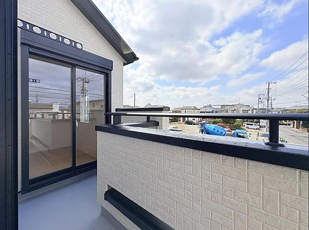 【バルコニー】バルコニーが二方向に面しているので日当たりが良い時間が長く、お洗濯物が乾きやすいです。バルコニーに面する窓が多くなるのでお部屋にも開放感が生まれます。