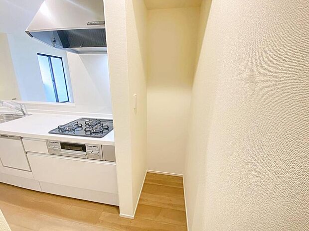 【≪Pantry≫】まとめ買いしても置き場所の心配いらずのパントリーを採用♪家族が多いとすぐなくなってしまう水や食材をまとめ買いしても置き場所に困らないのはうれしいですね♪