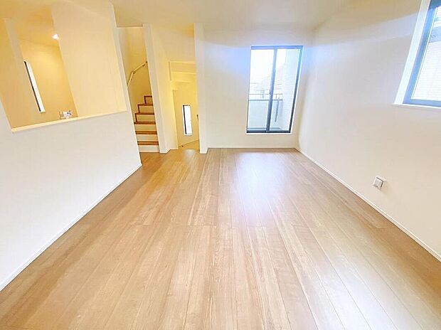 【≪Living room≫】ご家族との自然なコミュニケーションが生まれるリビングイン階段を採用!暖かい光が降り注ぐ、温もりあふれるお住まいです☆