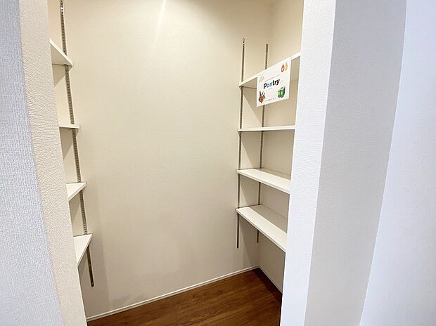 【パントリー】≪Pantry≫
まとめ買いしても置き場所の心配いらずのパントリーを採用♪家族が多いとすぐなくなってしまう水や食材をまとめ買いしても置き場所に困らないのはうれしいですね♪