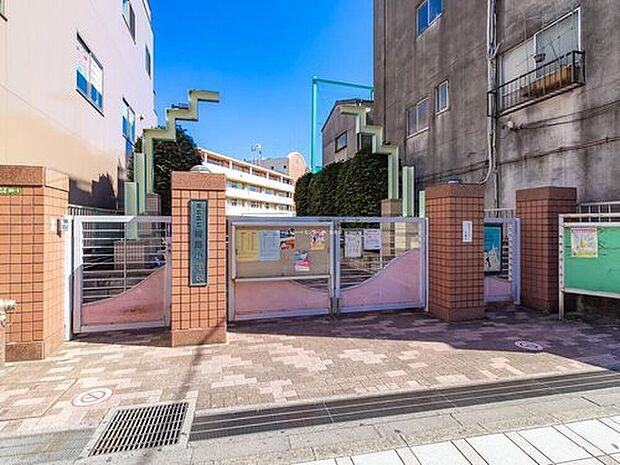 足立区立梅島小学校(約800m)