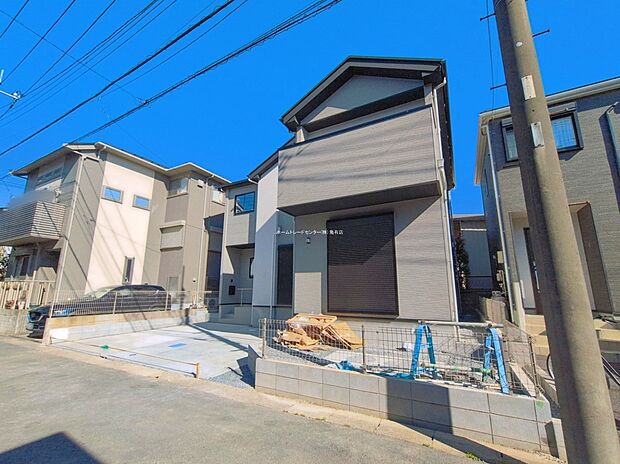 【現地外観写真】≪見学予約可能！≫静かな生活道路に面した、安心の住まい。車の往来が少なく、小さなお子さまがいるご家族にも優しい、穏やかな環境が整っています。