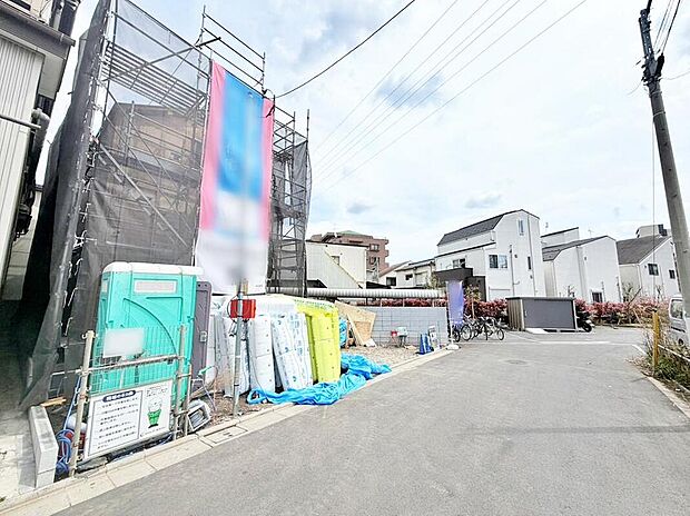 【前面道路含む現地写真】2026.04撮影
前面道路幅が6mありますので陽当たり良好！カースペース2台♪家族分の自転車を駐輪したり、来客用の駐車スペースとしてもお使いいただけます。
