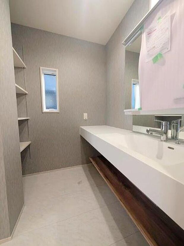 【洗面台・洗面所】雨の日の物干しや、洗濯した衣服にアイロンをかけたり畳んだり、洗濯に関する家事を一ヵ所で行うことができます。移動する手間が省けるので家事の時短になります♪