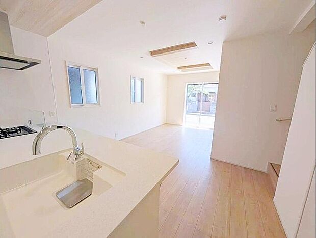 【リビング】家族のスペースでのんびりとおくつろぎください。床暖房を装備しておりますので、寒い冬でも快適にお過ごしいただけます♪