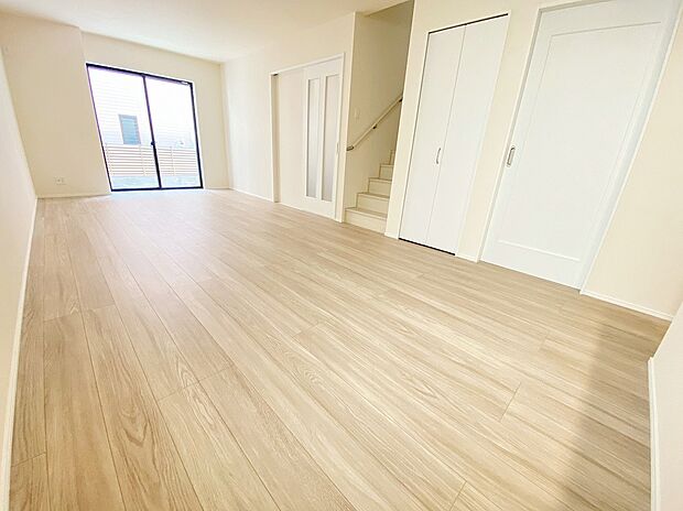 【リビング】≪Living room≫
ご家族との自然なコミュニケーションが生まれるリビングイン階段を採用!暖かい光が降り注ぐ、温もりあふれるお住まいです☆