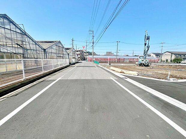 【前面道路含む現地写真】小学校まで徒歩12分、中学校まで徒歩3分、保育園まで徒歩5分と通園・通学も安心!
