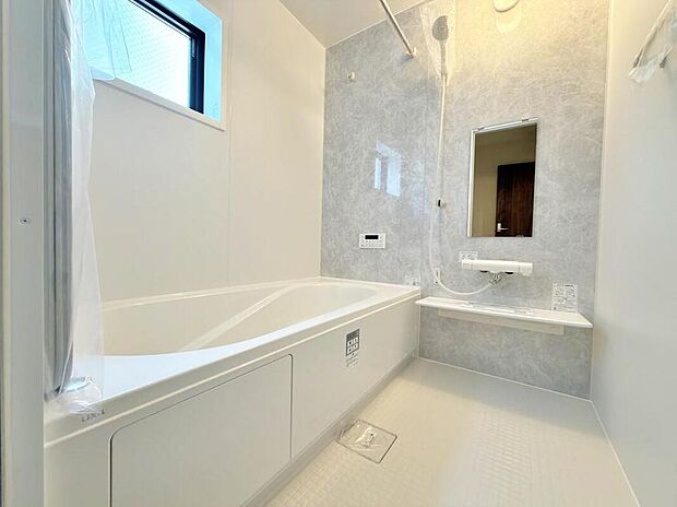 【≪Bathroom≫】1日の疲れた体を癒せるシステムバス。窓もあるので湿気もこもりません。雨の日のお洗濯も安心な「浴室乾燥機」つき♪