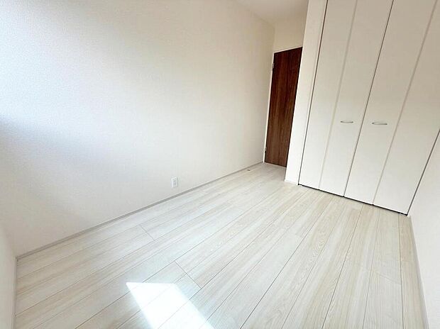 【≪Room≫】収納も完備しているので、お部屋は美しい空間を保てますね!お洋服もかけられるハンガーパイプ付きです。