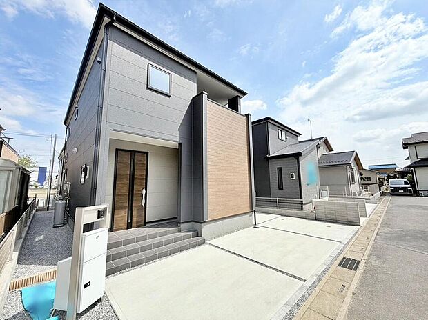 【現地外観写真】落ち着いた雰囲気のグレーを基調とした外観は、スタイリッシュでお洒落。採光良好且つ、風通しも良く、快適に暮らせるお住まいです。