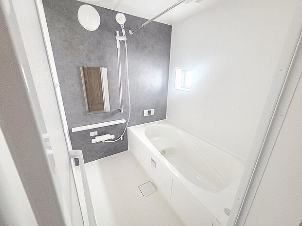 【浴室】≪Bathroom≫
スイッチひとつでバスタイムの準備ができるオートバスが便利♪雨の日や夜間の洗濯に便利な「浴室乾燥機」も標準装備です!