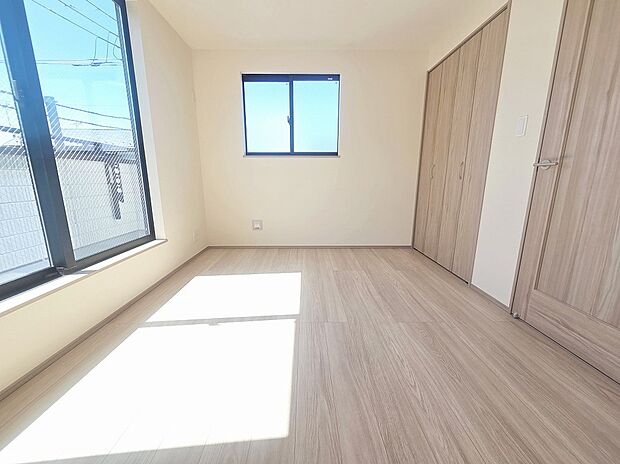 【居室】≪Room≫
充分な広さの収納を備え、採光良好な洋室は、快適空間。プライベートの時間もゆったりお寛ぎ頂けそうです。