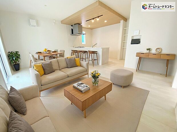 【リビング】≪Living room≫
ゆったり寛げる充分な広さがございます。ホームパーティのお客様が増えても、これだけ広いリビングなら大丈夫♪
※家具をCGで加工しており、家具付き販売ではございません。