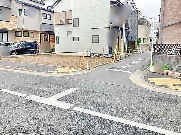 【前面道路含む現地写真】見学予約可能!道幅の広い角地なので明るく開放感に溢れた好立地です!お車の出し入れもラクラク♪