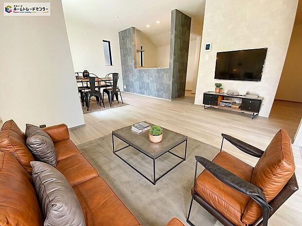 【リビング】≪Living room≫
2階リビングは陽当たり・風通し共に良好で、ご家族みんなで過ごす空間をより居心地良くしてくれます。
※家具をCGで加工しています。家具付き販売ではございません。