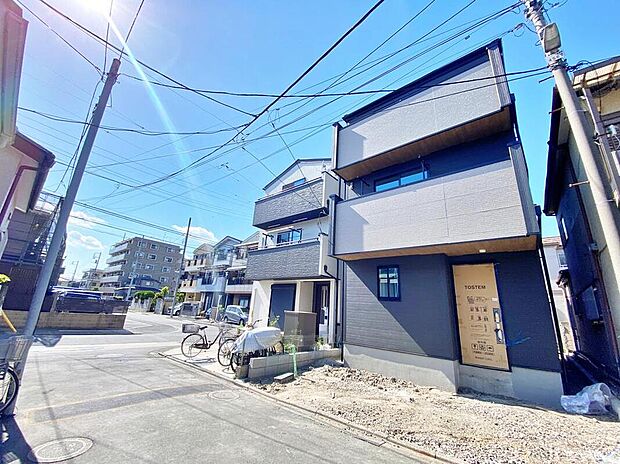 【前面道路含む現地写真】≪見学予約可能!≫カースペース1台♪前面道路は住人以外の立ち入りの少ない道路なので、小さなお子様がいても安心です。お車の駐車も楽々ですね♪