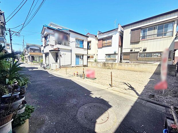 【前面道路含む現地写真】≪見学予約ができます！≫前面道路は住人以外の立ち入りの少ない道路になりますので、小さなお子様がいても安心です！お車の駐車も楽々♪