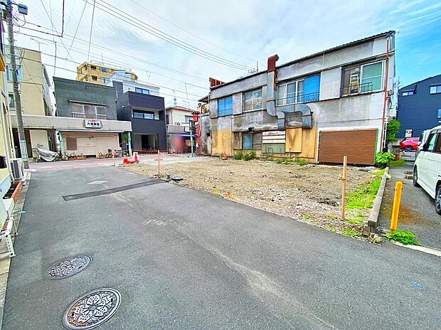 【前面道路含む現地写真】現地(2026年4月)撮影
2号棟は角地☆それぞれの方角から光が入ってくるため日当たりがよく開放感が得られます♪