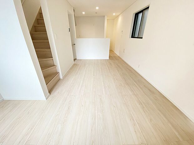 【リビング】≪Living room≫
明るいリビングで家族団らんの時間を楽しみましょう！！通風・採光を考慮し、細部までこだわった開放感溢れる家♪※1号棟