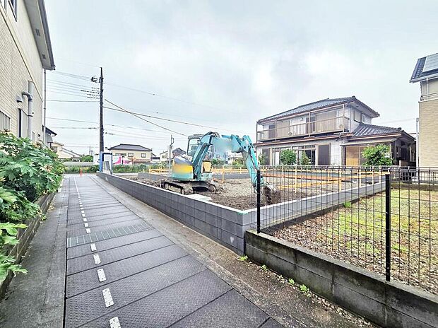 【現地外観写真】カースペース2台♪西側の道路に面しているので陽当たり良好です♪

