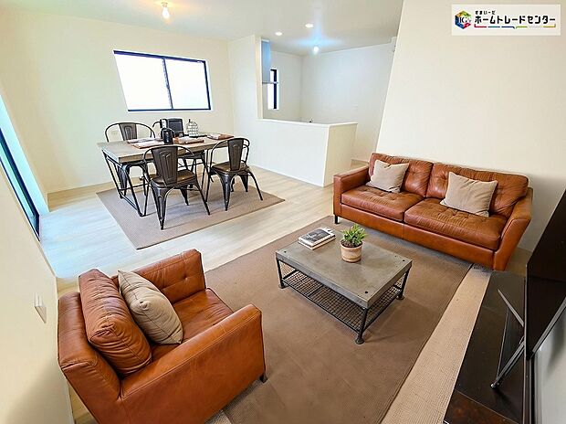 【リビング】≪Living room≫
広々としたLDKに、自分好みのインテリアでレイアウト。季節ごとに模様替えなども、楽しみの一つとなりそうです。
※家具をCGで加工しており、家具付き販売ではございません。