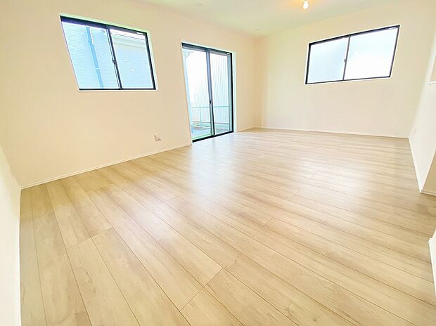 【リビング】≪Living room≫
お陽さまの光をさわやかな風をたっぷりとりこめます。室内はいつも明るい印象なので気持ちの良い朝を迎えられます。毎日の生活も明るくなりそう。