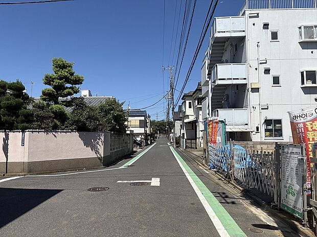 【前面道路含む現地写真】見通しの良い道路で安心ですね。