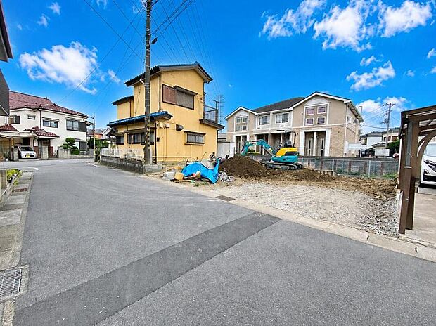 【前面道路含む現地写真】≪見学予約可能！≫
前面道路は幅5mありますので、陽当たり・風通し良好です！お車の駐車も安心ですね♪