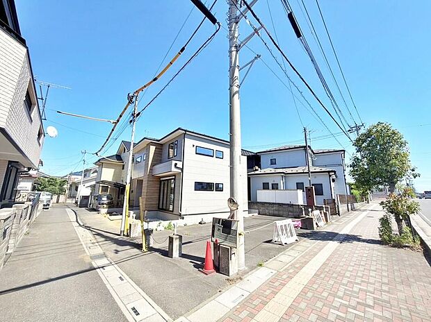 【前面道路含む現地写真】≪内覧以外にも資金計画やライフプランに寄り添ったご提案をいたします♪≫前面道路は住人以外の車の進入も少なく、小さなお子様を持つご家庭にも安心です。