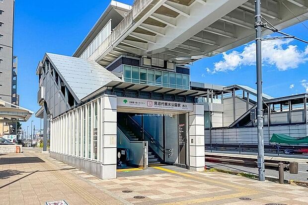 日暮里・舎人ライナー「見沼代親水公園」駅（約600m）