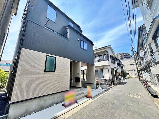 【前面道路含む現地写真】≪内覧以外にも資金計画やライフプランに寄り添ったご提案をいたします♪≫グレーのアクセントカラーがぱっと目をひくシンプルシックでおしゃれな外観。