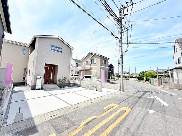 【現地外観写真】≪内覧以外にも資金計画やライフプランに寄り添ったご提案をいたします♪≫駐車スペース2台確保！前面道路は広々7.5mあるので、陽当たり良好！お車の駐車も安心ですね♪
