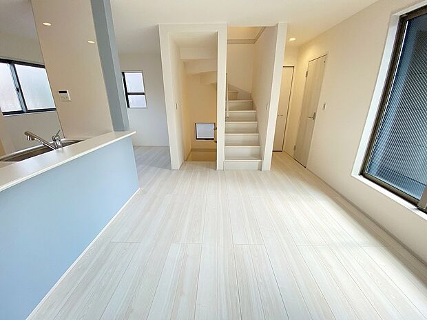 【リビング】≪Living room≫
ご家族との自然なコミュニケーションが生まれるリビングイン階段を採用！暖かい光が降り注ぐ、温もりあふれるお住まいです。