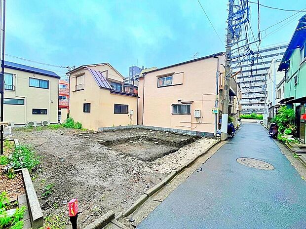 【前面道路含む現地写真】≪交通量が少なく、落ち着いた雰囲気が魅力の閑静な住宅地≫
公園が身近にあり、穏やかな住環境が広がります。