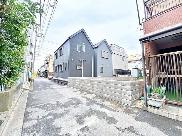 【前面道路含む現地写真】現地（2026年6月）撮影
◇◆地震に強い家◆◇長期優良住宅☆カースペース2台
○便利なアクセス♪
都営新宿線「瑞江」駅徒歩15分！「一之江」駅徒歩16分！