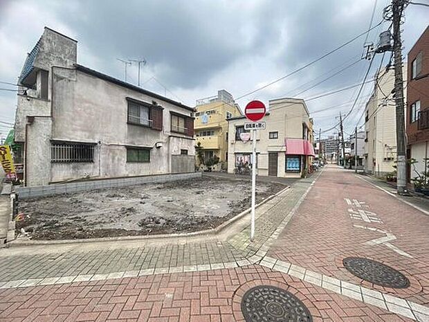 【前面道路含む現地写真】スーパー・コンビニ・ドラッグストアが徒歩10分圏内に揃う、毎日のお買い物に便利な周辺環境です♪(2026年6月撮影)