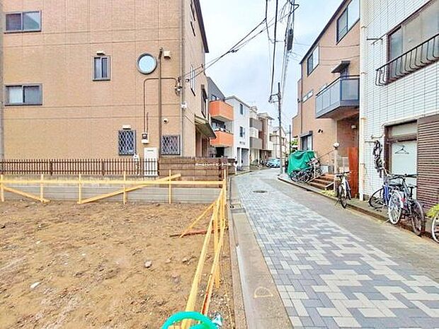 【前面道路含む現地写真】幼稚園・保育園まで徒歩4分、小学校まで徒歩3分！小さなお子様を育てるご家族にも嬉しい立地です♪（2026年6月撮影）

